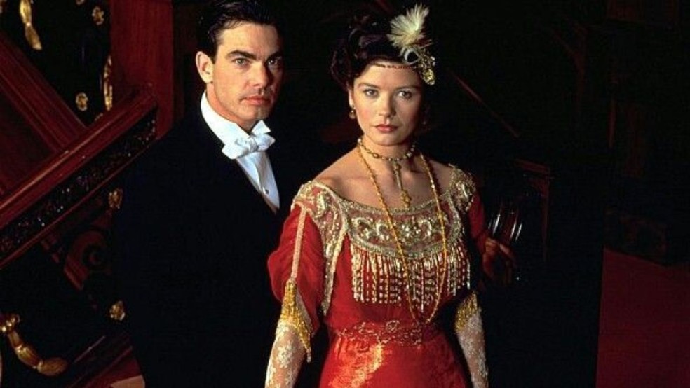 Catherine Zeta-Jones e Peter Gallagher na minissérie sobre o Titanic — Foto: Divulgação