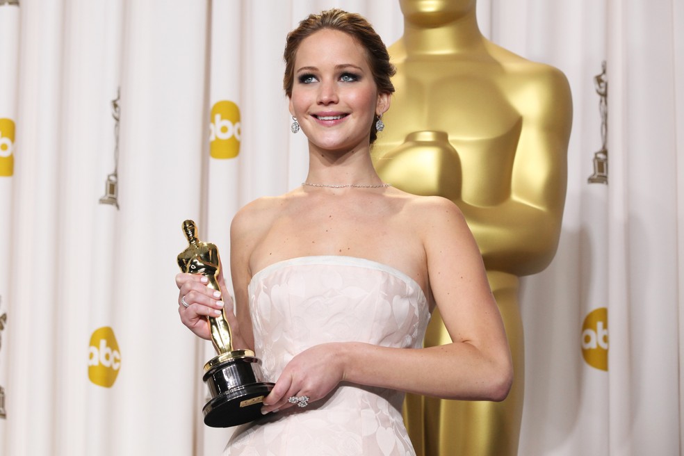 Jennifer Lawrence ao vencer o Oscar de Melhor Atriz por O Lado Bom da Vida (2012) — Foto: Getty Images