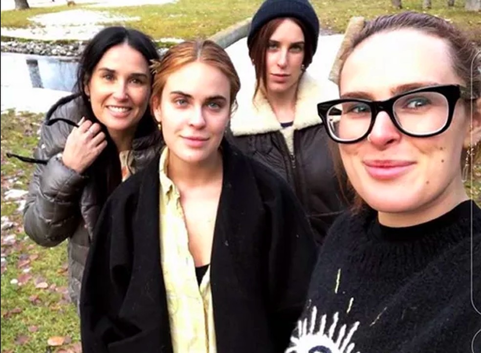 Demi Moore com as três filhas — Foto: Instagram