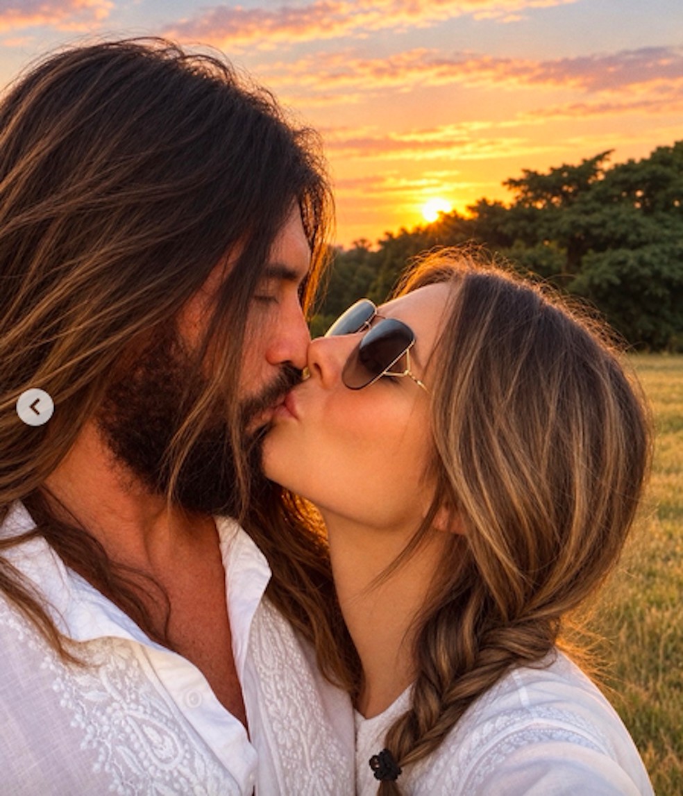 Elizabeth Hurley e Billy Ray Cyrus — Foto: Instagram