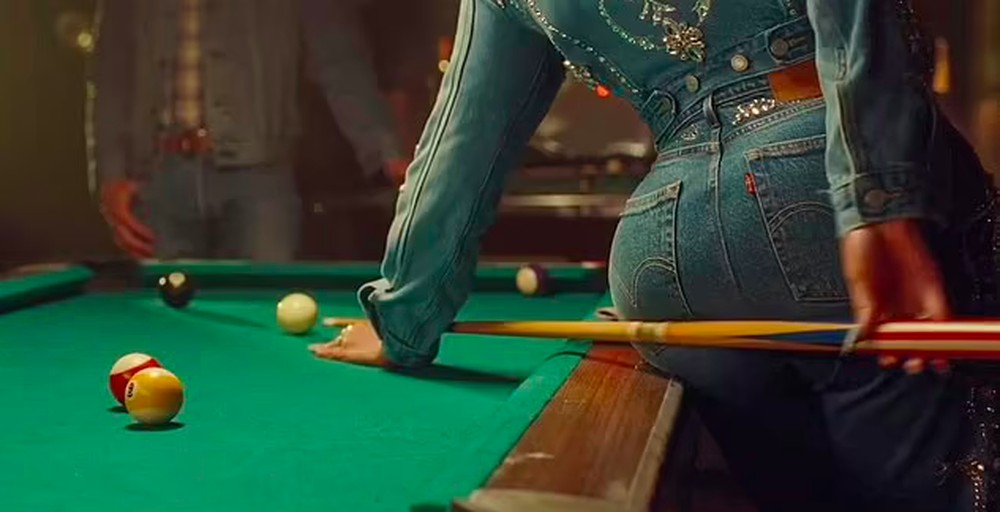 Beyoncé quebra a internet ao desfilar com jeans vintage dos anos 1990 ...