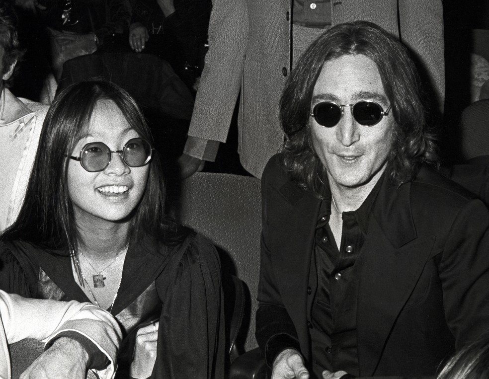 May Pang e John Lennon (1940-1980) em foto de novembro de 1974 — Foto: Getty Images