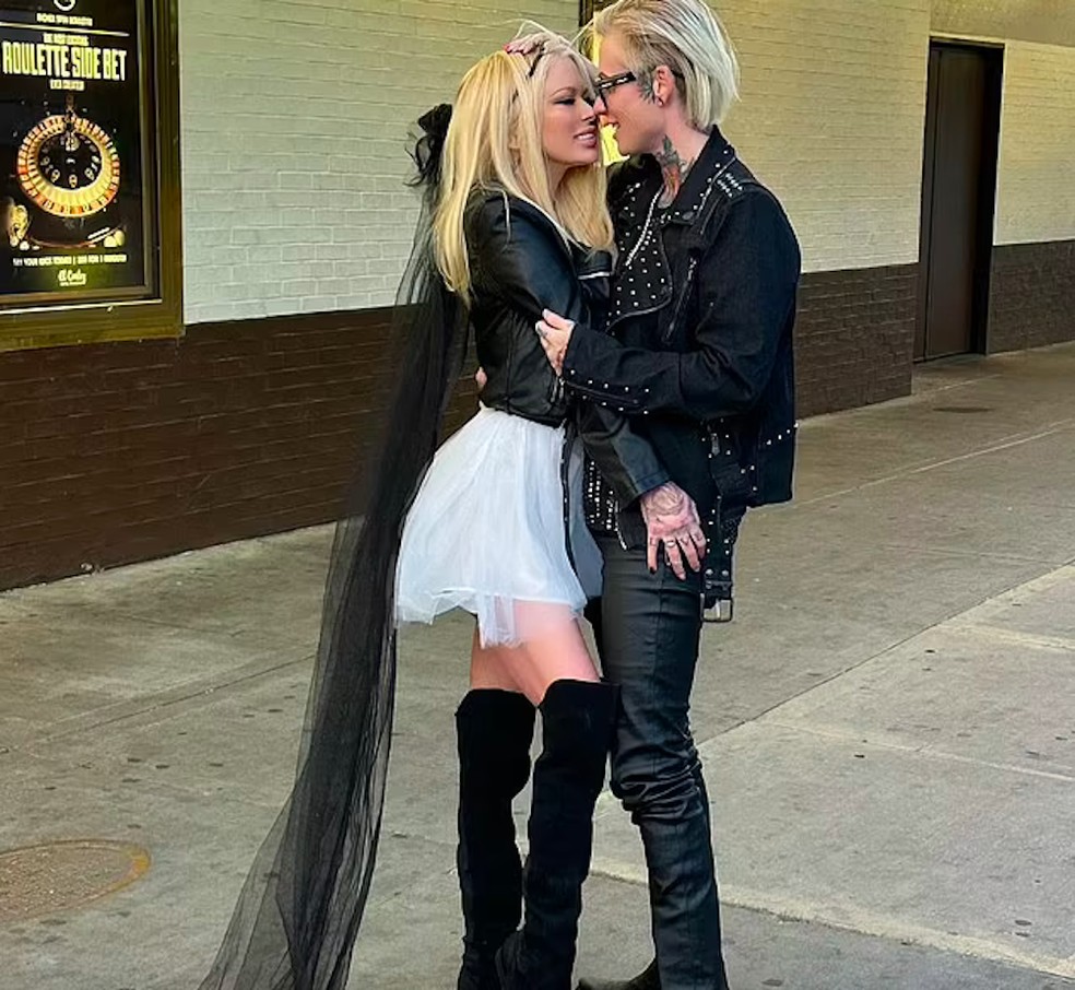 Foto do casamento da ex-atriz pornô Jenna Jameson com a influencer e ex-cabeleireira Jessi Lawless, em maio de 2023 — Foto: Instagram