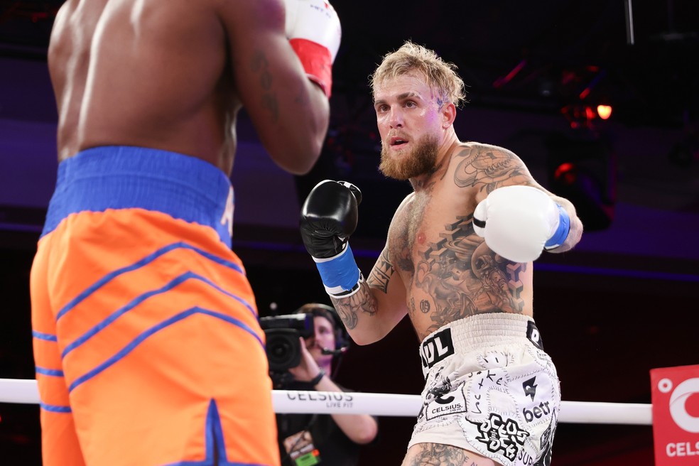Jake Paul em luta conta o boxeador Andre August — Foto: Getty Images