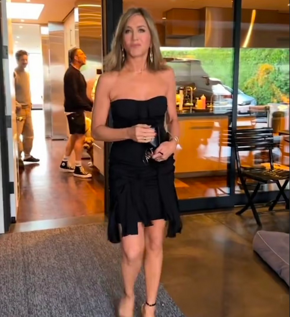 A atriz Jennifer Aniston saindo de casa para ir ao People's Choice Awards 2024 — Foto: Instagram