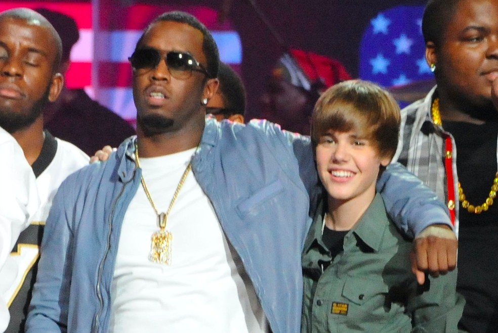 Diddy e Justin Bieber no palco de apresentação beneficente em Miami em 2010 — Foto: Getty Images