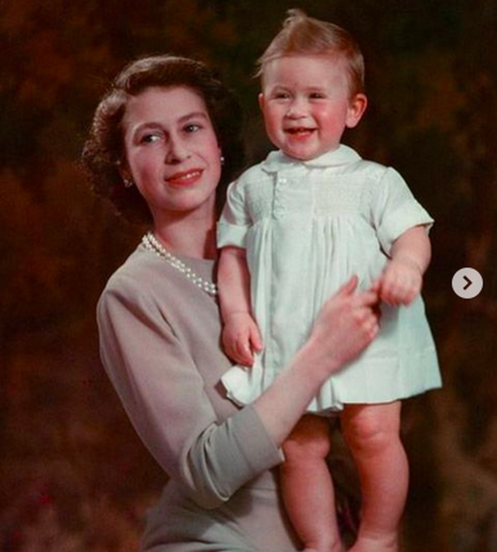 A Rainha Elizabeth II (1926-2022) com o Rei Charles III — Foto: Instagram