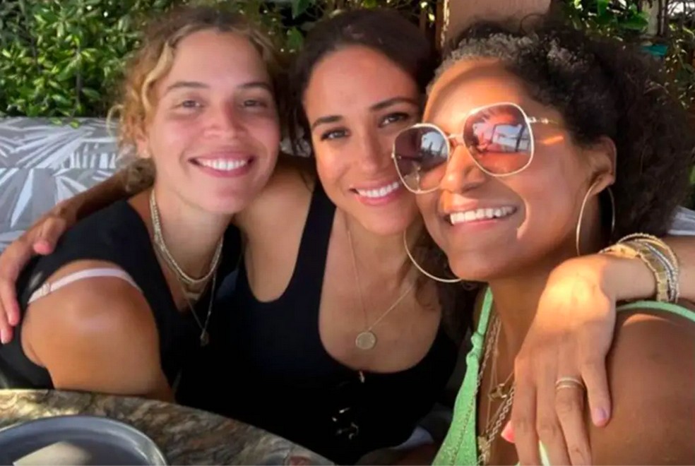 A atriz e Duquesa Meghan Markle na foto com amigas sem sua aliança — Foto: Instagram