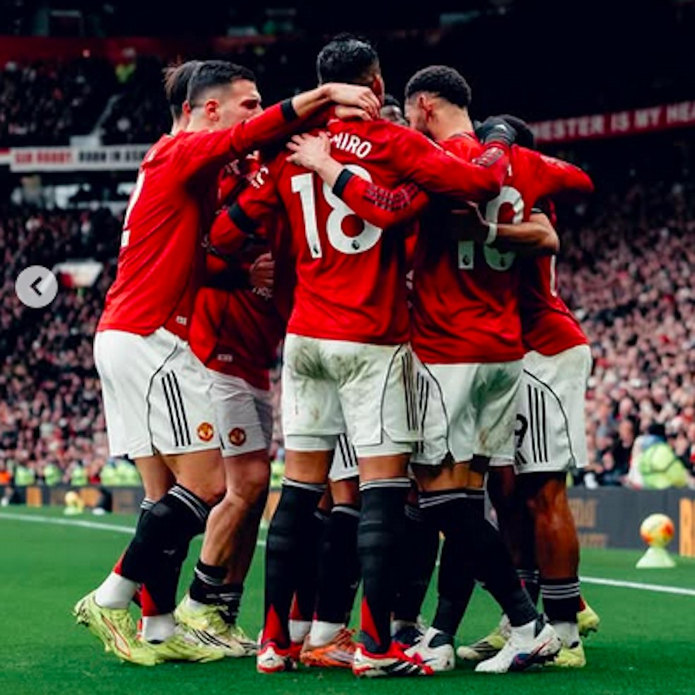 Jogadores do Manchester United celebrando vitória pela Premier Lague 2025/2026 — Foto: Instagram