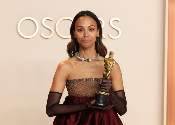Zoë Saldaña diz que seu Oscar é trans e que chama a estatueta com