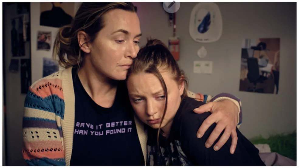 Mia Threapleton e Kate Winslet em 'Meu Nome É' (2022) — Foto: Divulgação