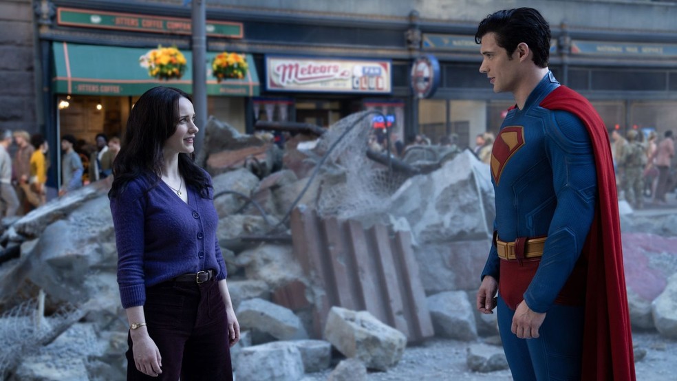 Rachel Brosnahan como Lois Lane e David Corenswet como Superman em cena de ‘Superman’ — Foto: Reprodução