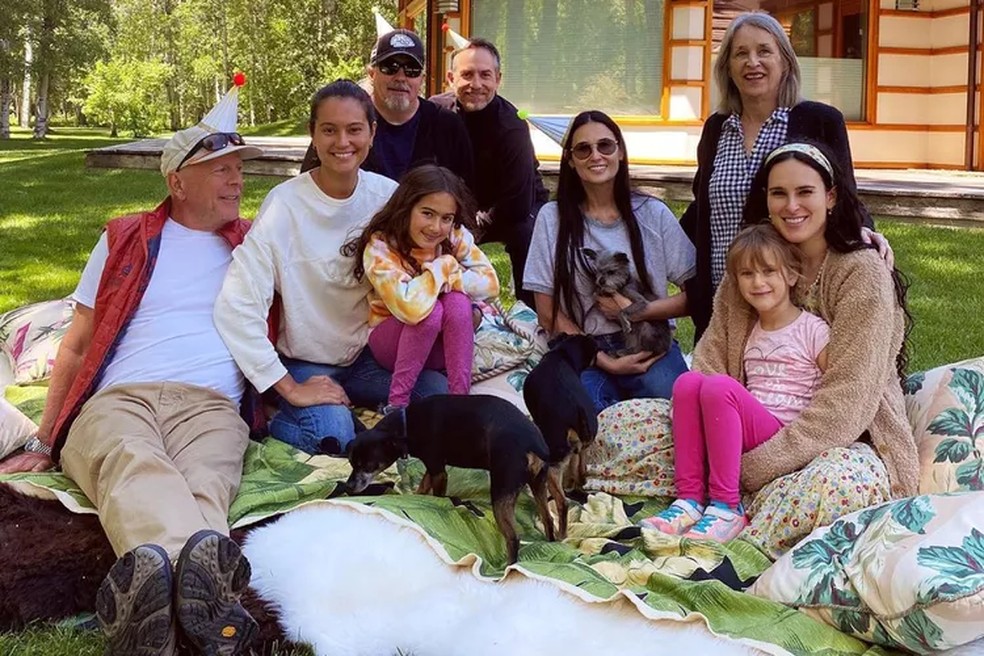 Bruce Willis e família durante aniversário de sua esposa, Emma — Foto: Emma Heming Willis via Instagram