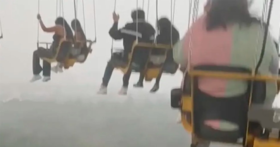 Pessoas ficam presas a 76 metros de altura em meio a chuva torrencial em parque de diversões no México — Foto: reprodução/X