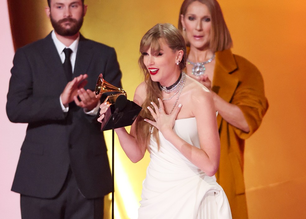 Taylor Swift &eacute; criticada por ignorar C&eacute;line Dion e esquecer namorado ao  receber pr&ecirc;mio hist&oacute;rico no Grammy | Premia&ccedil;&atilde;o | Monet