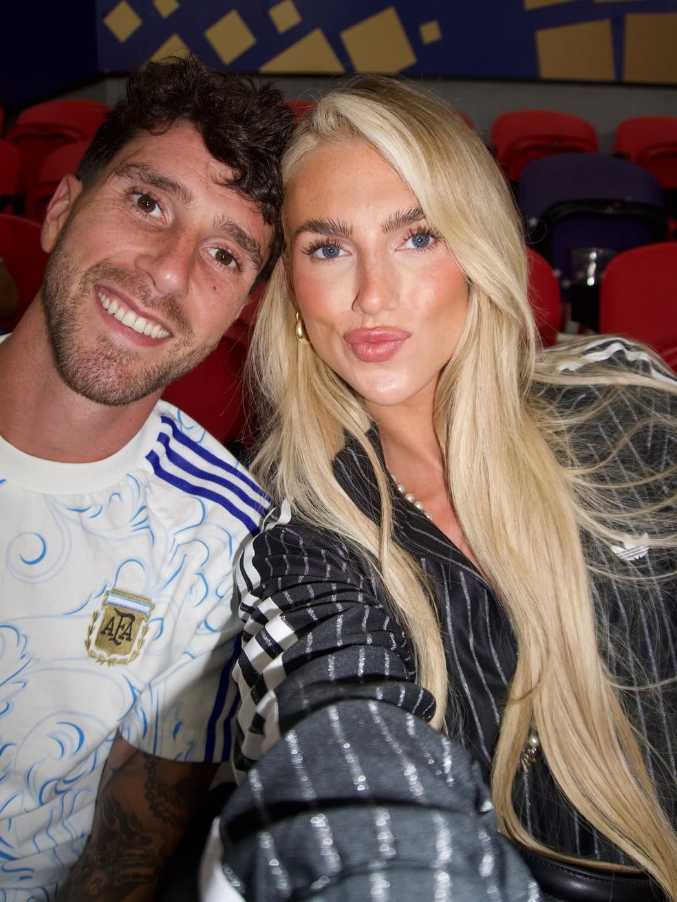 A jogadora inglesa Kelci-Rose Bowers namora o zagueiro argentino Marcos Senesi — Foto: Reprodução/Instagram