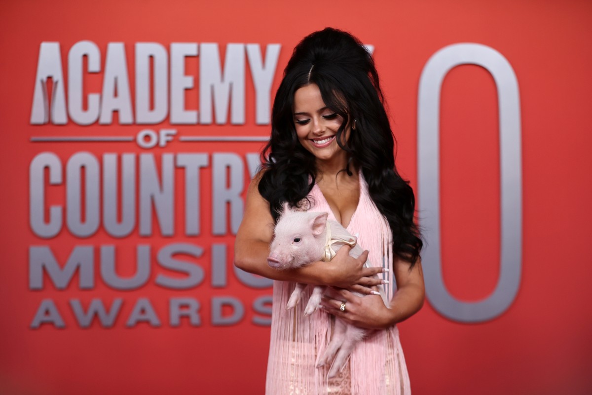 Jessie Murph Rouba a Cena no ACM Awards com Porquinho de Estimação: 'Ele é o Meu Par'