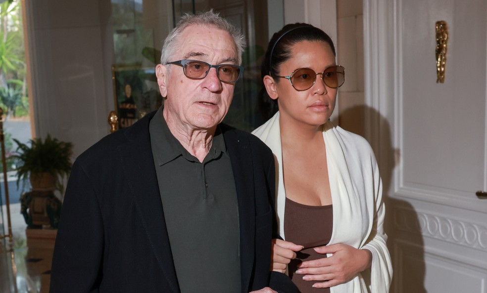 Robert De Niro e a namorada, Tiffany Chen, em evento em Cannes em maio de 2023 — Foto: Getty Images