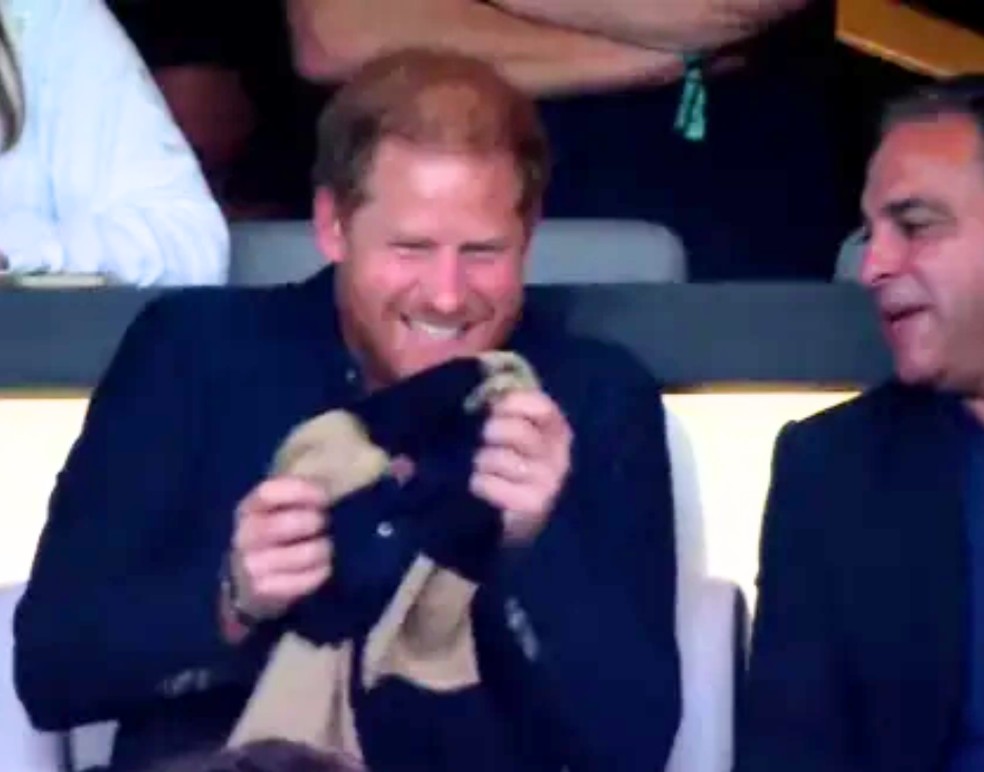 Príncipe Harry felizão durante partida do time de Messi — Foto: Reprodução