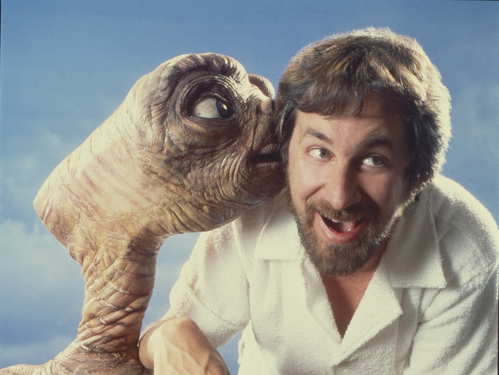 Steven Spielberg nos bastidores de E.T. - O Extraterrestre (1982) — Foto: Getty Images