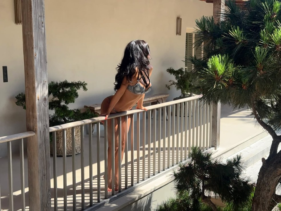 Kylie Jenner hipnotiza fãs com biquíni prateado — Foto: Reprodução/Instagram