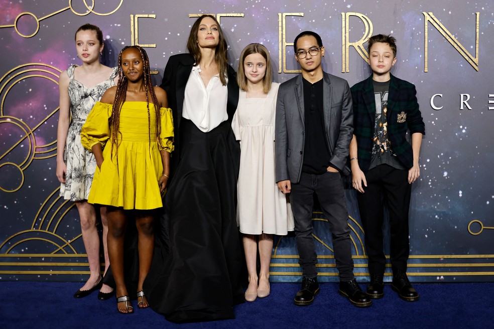 A atriz Angelina Jolie com cinco de seus seis filhos com o ator Brad Pitt em foto de 2021, no lançamento de Eternos (2021) — Foto: Getty Images