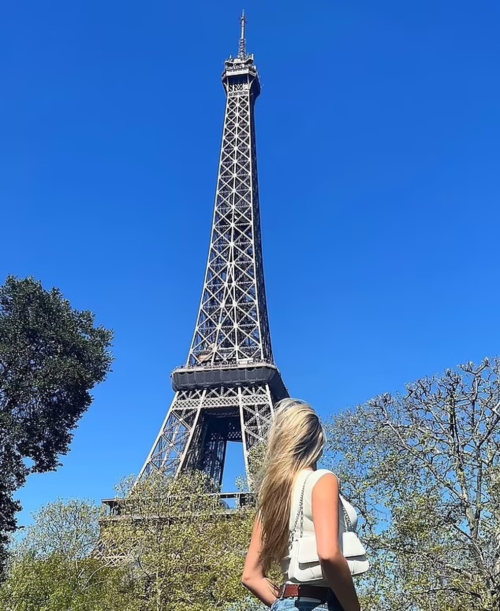 Kayla Simmons admirando a Torre Eiffel em suas férias em Paris — Foto: Instagram