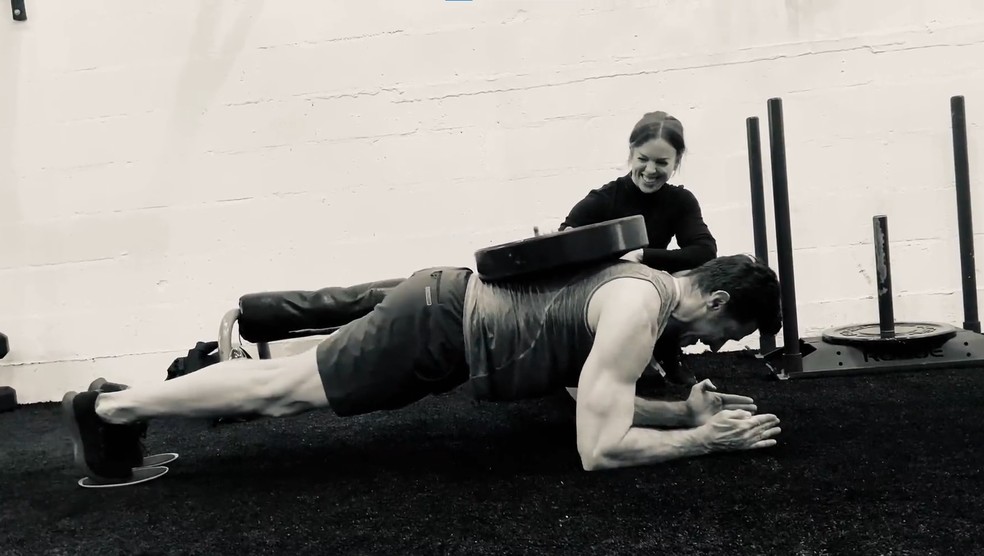 Hugh Jackman impressiona fãs ao fazer exercício com peso nas costas em ...