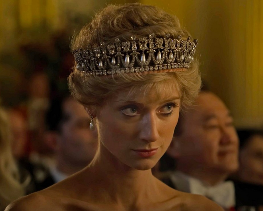 Elizabeth Debicki como a Princesa Diana (1961-1997) em cena de The Crown
