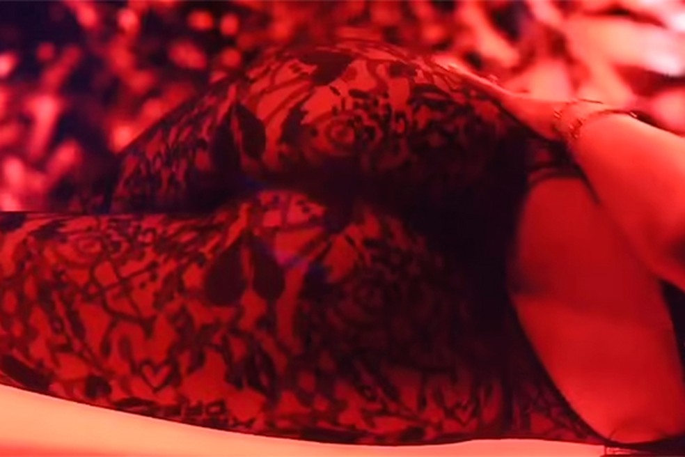 Rihanna no anúncio de Valentine's Day de sua grife de lingeries — Foto: reprodução/Instagram