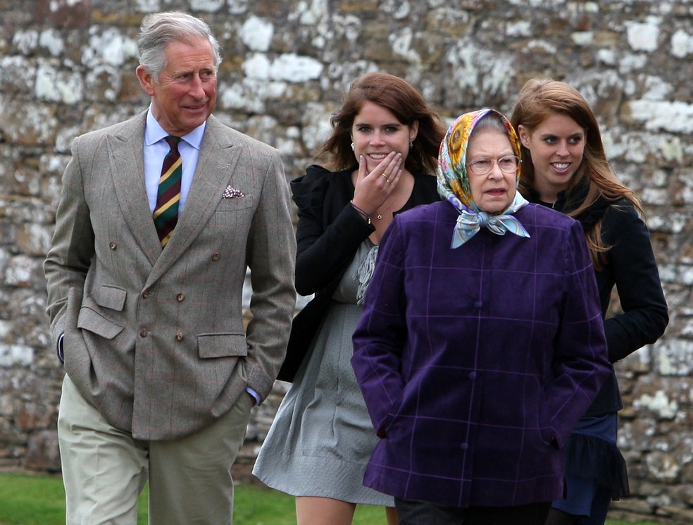 A Princesa Beatrice com a irmã, Princesa Eugenie, em passeio com a Rainha Elizabeth II (1926-2022) e o tio, Rei Charles III, em 2010 — Foto: Getty Images