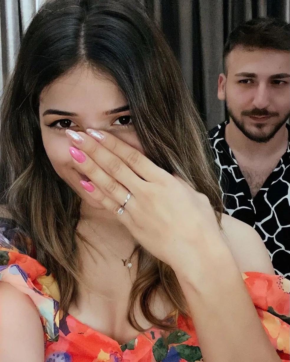 O influenciador turco Burak Can Taşan e sua noiva, Yaren — Foto: Reprodução/Instagram