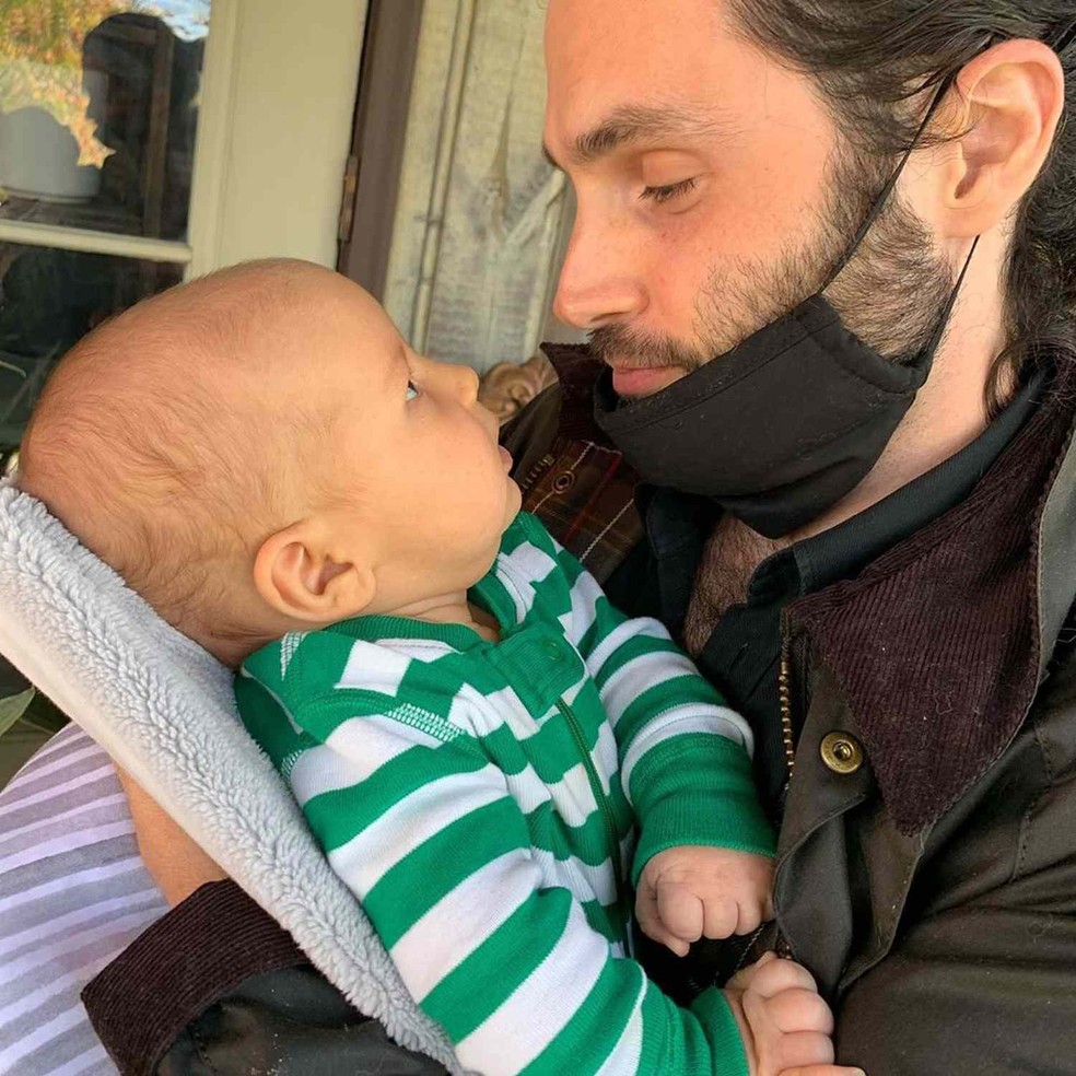 Penn Badgley e seu filho — Foto: Instagram