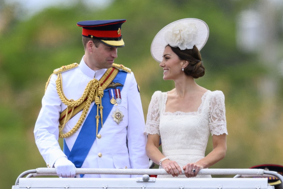 Kate Middleton e William durante visita à Jamaica em 2022 — Foto: Getty