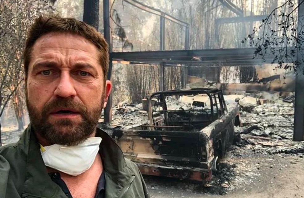 O ator Gerard Butler mostrando a casa dele destruída pelos incêndios que atingiram a Califórnia em 2018 — Foto: Reprodução