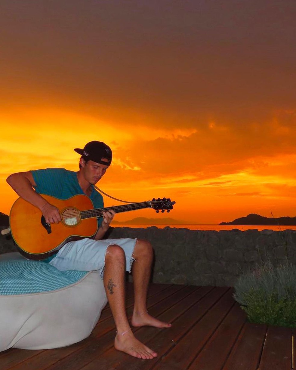Cruz Beckham tocando violão — Foto: Reprodução/Instagram