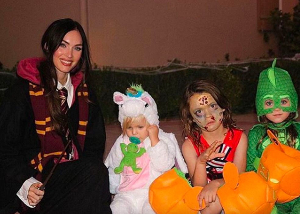 A atriz Megan Fox com os três filhos — Foto: Instagram