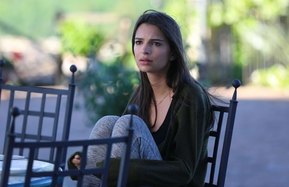 Emily Ratajkowski faz selfie 'hot' de topless e ostenta closet ...