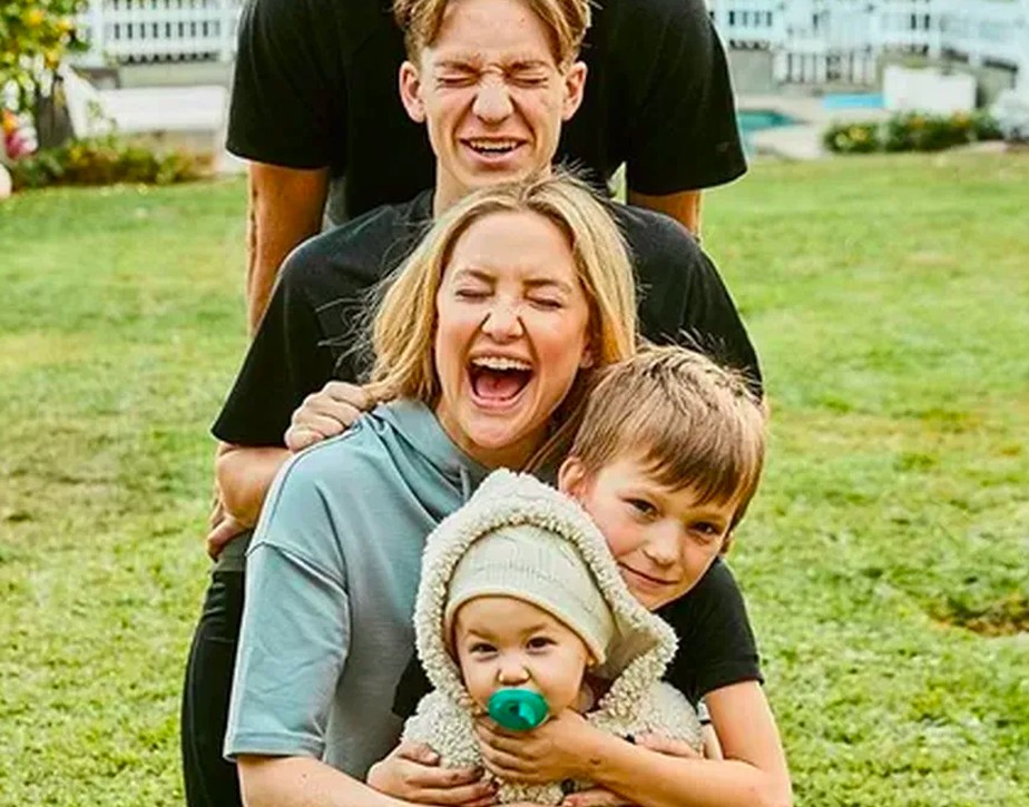 A atriz Kate Hudson com os três filhos