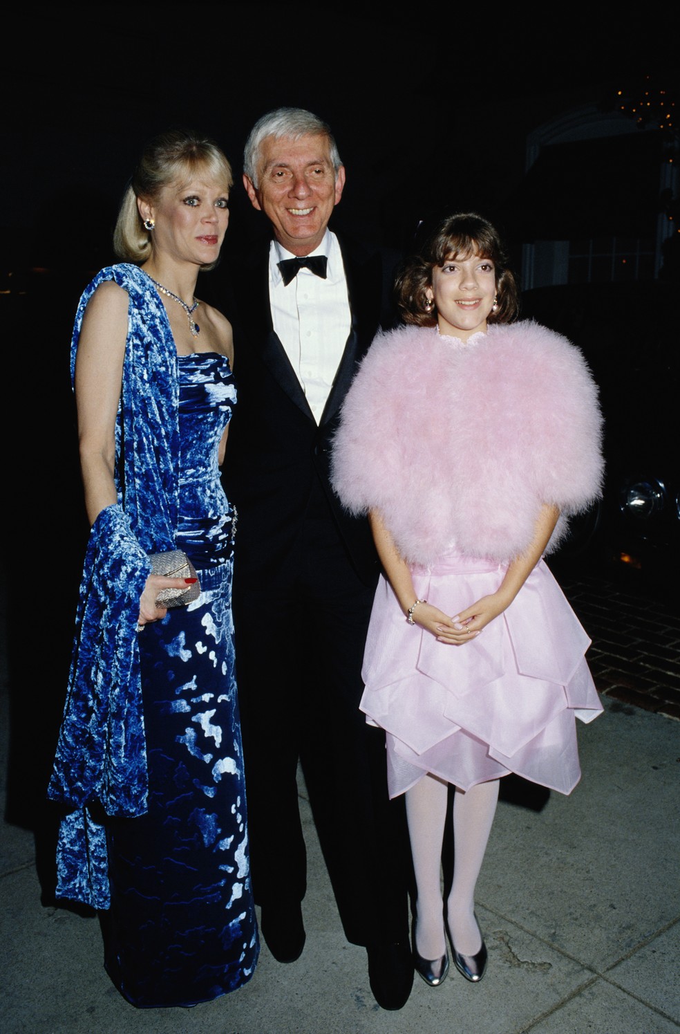 Tori, ao lado da mãe Candy e do pai Aaron Spelling — Foto: Getty