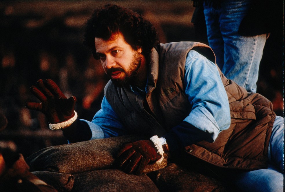 O diretor Edward Zwick no set de gravações de 'Lendas da Paixão' — Foto: Reprodução | IMDb