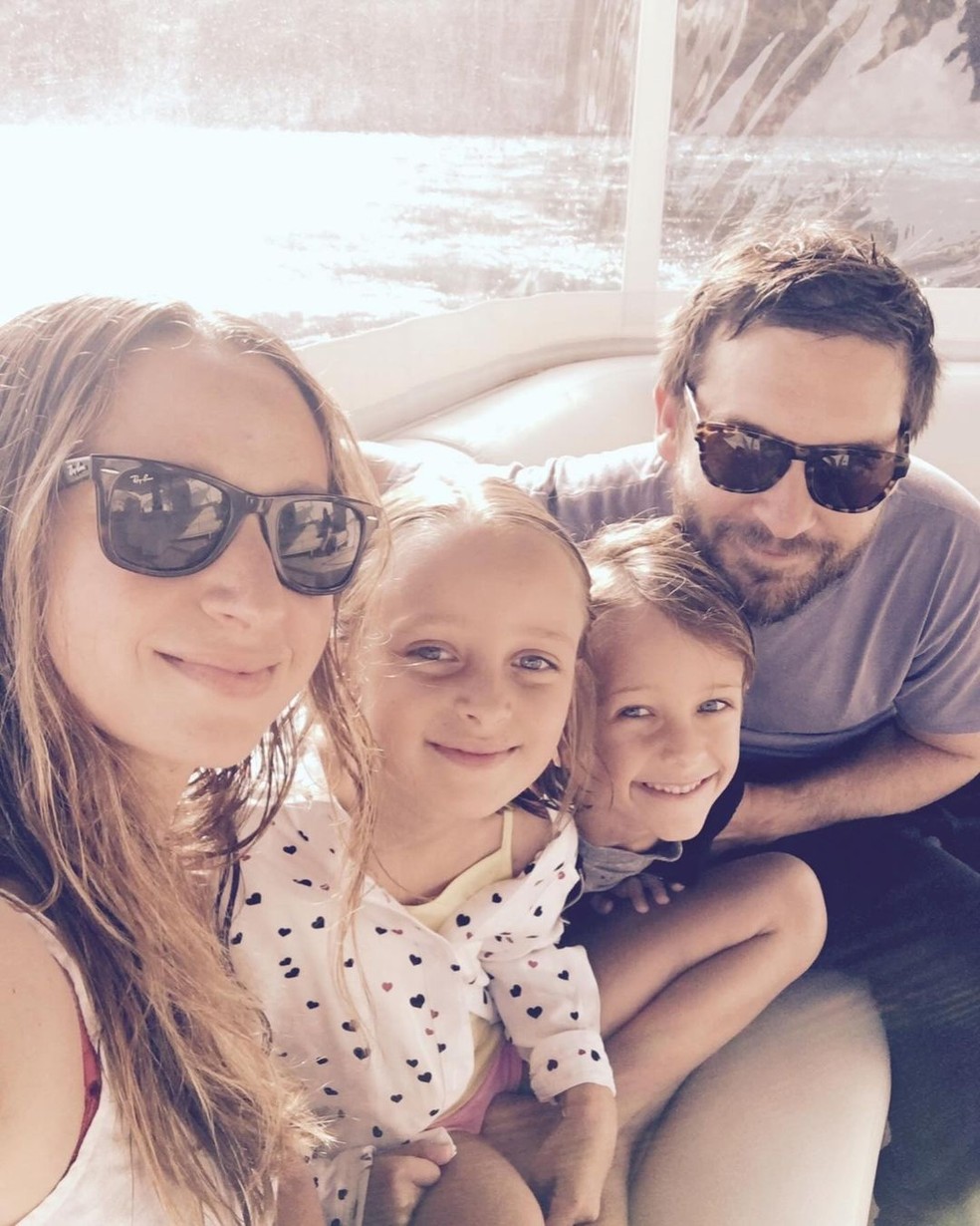 A designer de joias Jennifer Meyer, Ruby, Otis (filhos do antigo casal) e o ator Tobey Maguire — Foto: Reprodução/Instagram