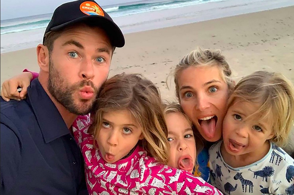 Chris Hemsworth com a esposa, Elsa Pataky, e os filhos — Foto: Instagram