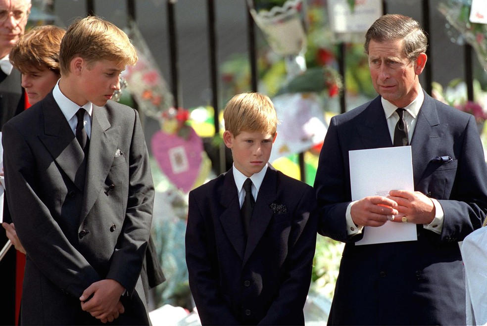 Os príncipes William e Harry na companhia do pai, o rei Charles III, no funeral da princesa Diana (1961-1997) em setembro de 1997  — Foto: Getty Images