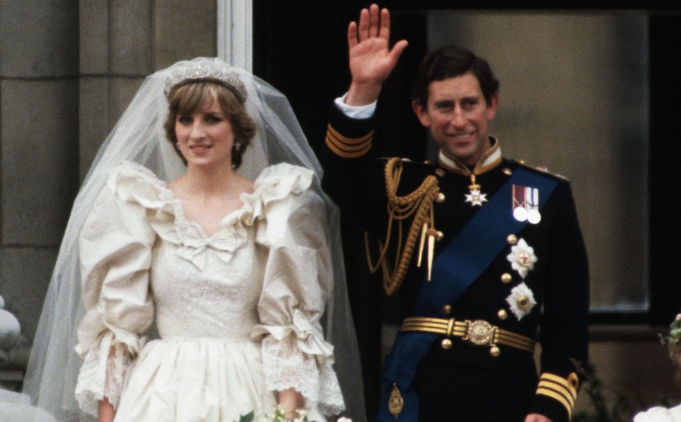 Diana e Charles na sacada do Palácio de Buckingham logo depois de se casarem em 29 de julho de 1981 — Foto: Getty Images