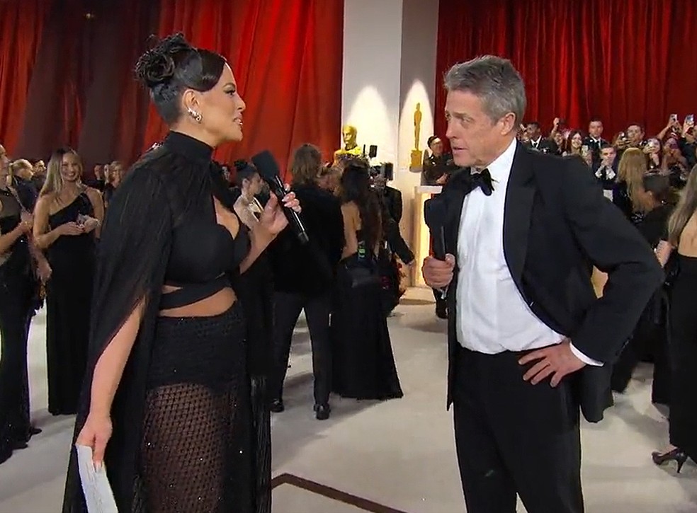 Ashley Graham e Hugh Grant no tapete vermelho do Oscar 2023 — Foto: reprodução