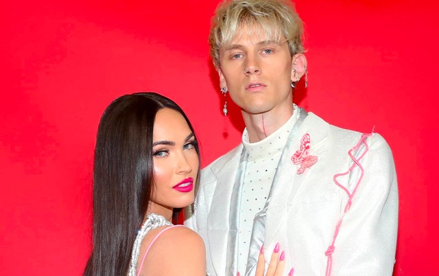 Megan Fox surge com vestido 'sangrento' de decote matador em primeira ...
