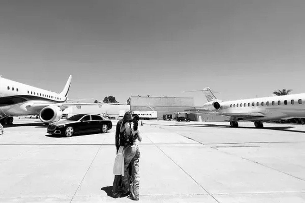 Kylie Jenner e Travis Scott diante de seus dois jatinhos — Foto: Instagram