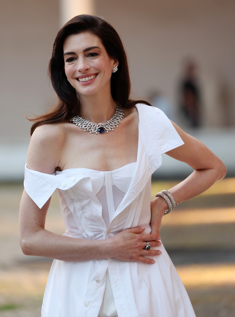 Anne Hathaway faz aposta ousada com look branco trabalhado nas ...