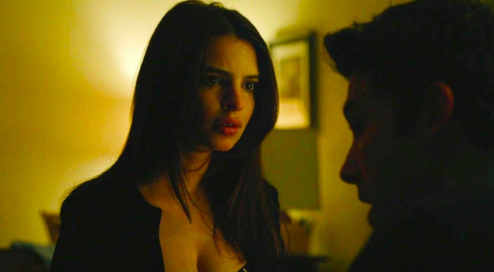 Emily Ratajkowski deixa fãs de queixo caído com lingerie preta e ...